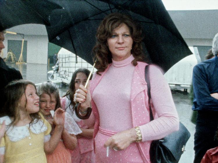 
Amerikanerne hyldede Elizabeth Carmichael som en frelser midt i 70’ernes oliekrise, indtil de udskammede hende som bedrager, der løj om sit køn og sin trehjulede bil. Foto: HBO Nordic
 