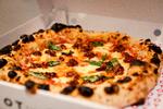 En napolitansk pizza bages ved næsten 500 grader og skal kun have halvandet minuts tid, før den brede kant popper op og får dekorative pletter. Foto: Valdemar Ren