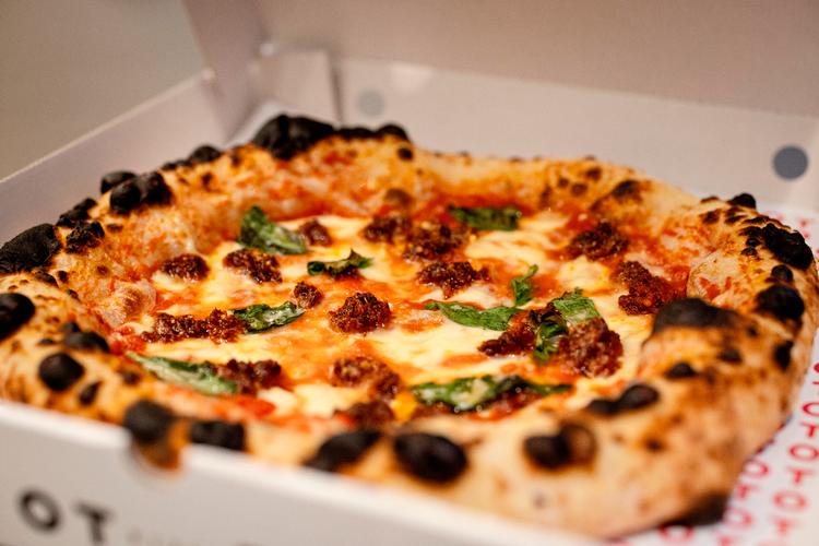 En napolitansk pizza bages ved næsten 500 grader og skal kun have halvandet minuts tid, før den brede kant popper op og får dekorative pletter. Foto: Valdemar Ren