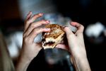 Flere tager deres børn med i køkkenet for at hygge med hjemmebag, men desværre går det ikke altid godt, når de yngste gerne vil være med.  Foto: Joachim Adrian/POLFOTO