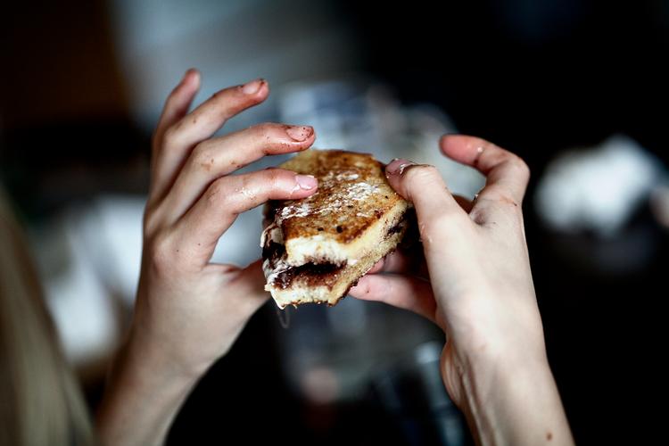 Flere tager deres børn med i køkkenet for at hygge med hjemmebag, men desværre går det ikke altid godt, når de yngste gerne vil være med.  Foto: Joachim Adrian/POLFOTO
