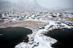 Uran og andet radioaktivt støv fra den planlagte mine i fjeldet bag den sydgrønlandske by, Narsaq vil true sundheden, miljøet og fiskeriet, mener byens borgere.  Foto: Sofia Busk/POLFOTO