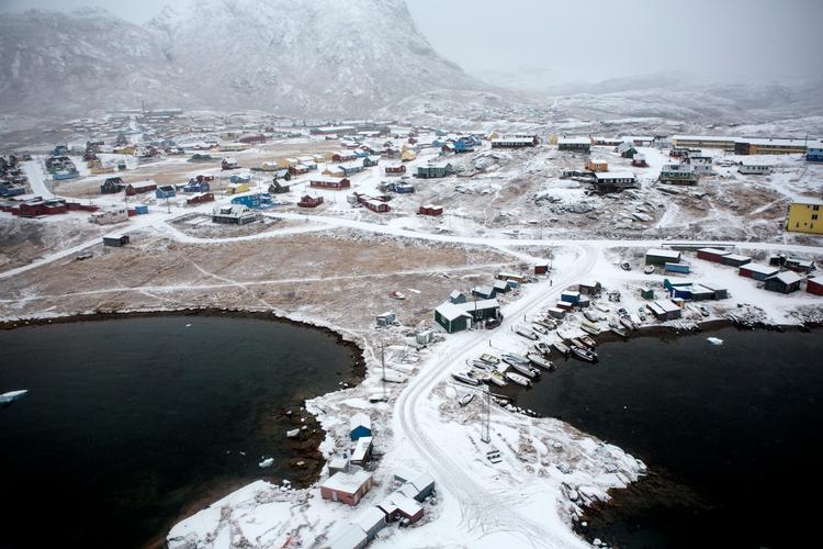 Uran og andet radioaktivt støv fra den planlagte mine i fjeldet bag den sydgrønlandske by, Narsaq vil true sundheden, miljøet og fiskeriet, mener byens borgere.  Foto: Sofia Busk/POLFOTO