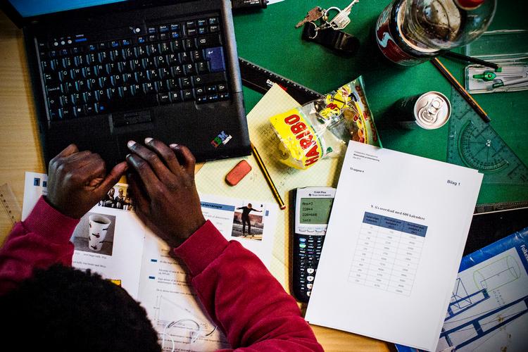     Omkring 60.000 elever i Danmark skal i år op til folkeskolens skriftlige afgangsprøver. De første dage i denne uge stod den på skriftlige eksamener i dansk og matematik for alle. Politiken var med, da 9. klasse på Toftevangskolen i Birkerød gik op i skriftlig matematik.   Foto: Janus Engel/POLFOTO