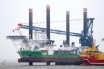 Opstilling af vindmøller til havs kræver helt specielle fartøjer som dette, set på havnen i den danske vindkrafthovedstad Esbjerg. Foto: Jens Dresling/POLFOTO