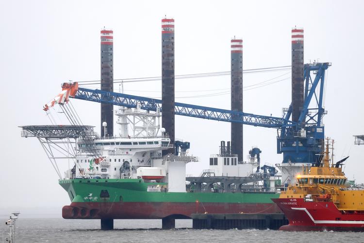 Opstilling af vindmøller til havs kræver helt specielle fartøjer som dette, set på havnen i den danske vindkrafthovedstad Esbjerg. Foto: Jens Dresling/POLFOTO