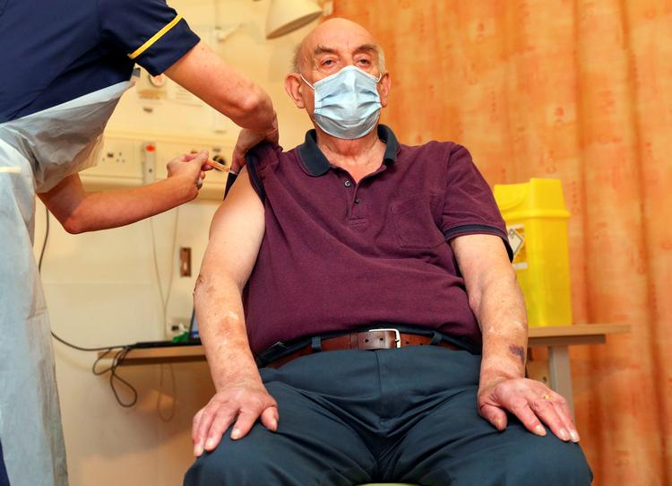 Den 4. januar blev den 82-årige Brian Pinker den første brite til at modtage en vaccine fra AstraZeneca. I næste uge er det danskernes tur. Den første dansker vil dog have en yngre alder, da Sundhedsstyrelsen torsdag meddelte, at man vil undlade at vaccinere dem over 65 år. Foto: Steve Parsons/Ritzau Scanpix  Foto: Pool/Ritzau Scanpix