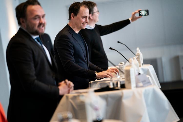Der var glæde, trætte øjne og selfies, da klima- og energiminister Dan Jørgensen sammen med klilmaordførere fra otte partier tidligt torsdag morgen præsenterede aftalen om en kæmpe energiø i Nordsøen samt måske en yderligere ved Borholm.  Foto: Martin Sylvest/Ritzau Scanpix