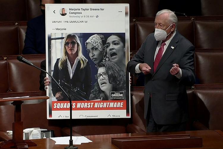 Den demokratiske flertalsleder Steny Hoyer viser her et af de opslag på Facebook, som nu koster Marjorie Taylor Greene pladsen i to udvalg i Repræsentanternes Hus. Foto: House Tv/Ritzau Scanpix