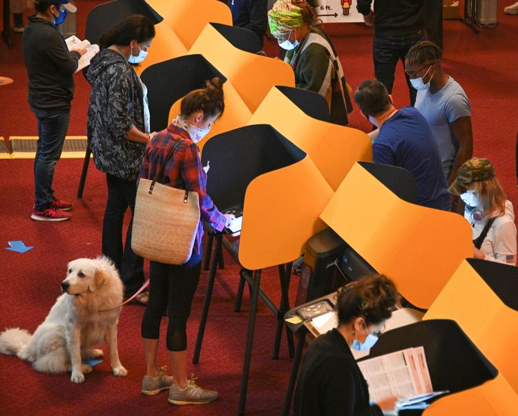 Det eneste sted, de amerikanske vælgere benyttede sig af Smartmatic' teknologi ved valget i november, var i Los Angeles.. Alligevel har Fox News antydet, at selskabet har været medskyldig i at stjæle valget, mener Smartmatic. Foto: Robyn Beck/Ritzau Scanpix