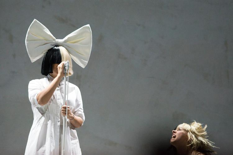 Sia i sin rolle som sangerinde på Smukfest i 2016. Foto: Cicilie S. Andersen/POLFOTO