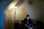 Hatem Alaboud er glad for sit stille liv i den lille lejlighed i Virum. Trods mange år i landflygtighed tror han på fremtiden.  Foto: Mads Nissen/POLFOTO