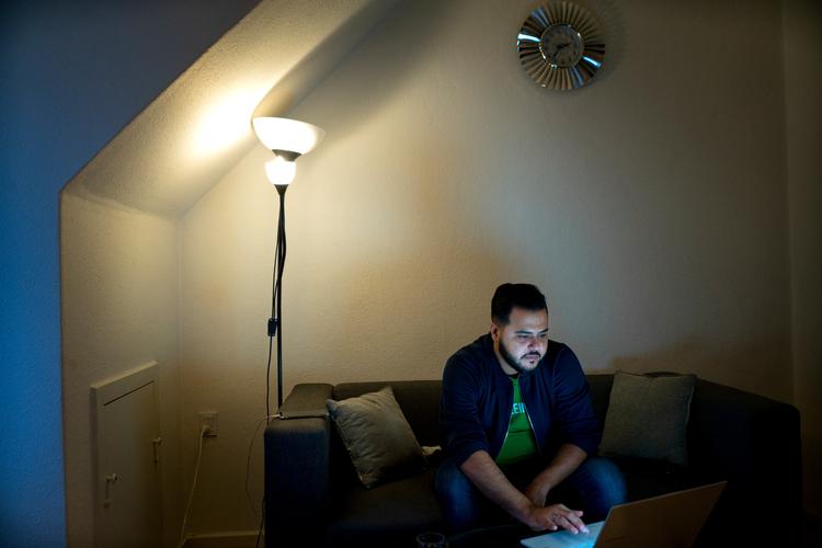 Hatem Alaboud er glad for sit stille liv i den lille lejlighed i Virum. Trods mange år i landflygtighed tror han på fremtiden.  Foto: Mads Nissen/POLFOTO