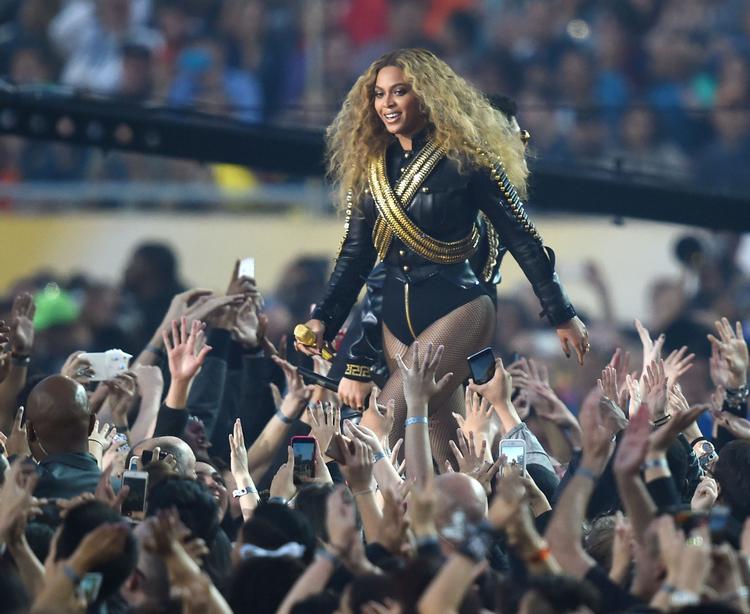 Under Super Bowl-pauseshowet i 2016 optrådte Beyoncé i militant outfit og hyldede Black Lives Matter-bevægelsen.   Foto: Robert Hanashiro/Ritzau Scanpix