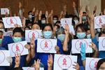 Tre løftede fingre er blevet et fast indslag i demonstrationerne i Myanmar oven på militærkuppet i denne uge. Foto: Str/Ritzau Scanpix