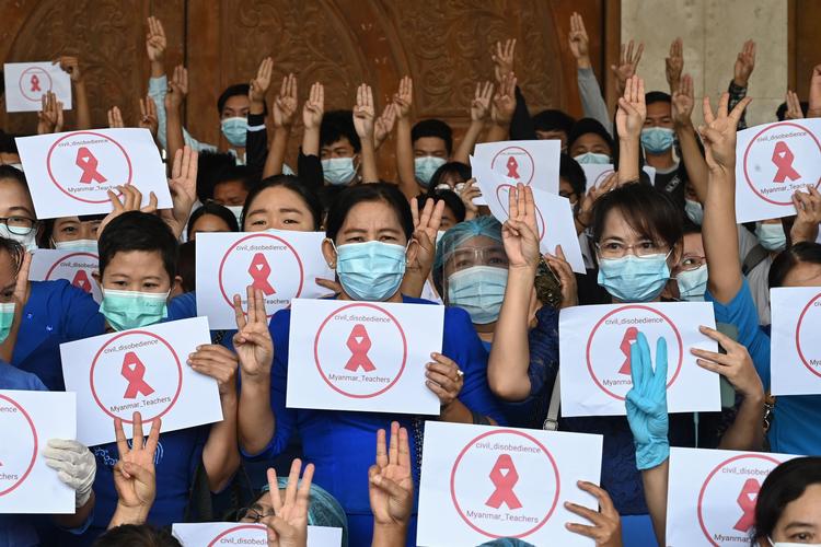 Tre løftede fingre er blevet et fast indslag i demonstrationerne i Myanmar oven på militærkuppet i denne uge. Foto: Str/Ritzau Scanpix