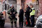 Politi, brandvæsen og ammunitionsrydningshold i Adelgade i København efter at reklamefirmaet &amp; Co er blev udsat for en bombetrussel i februar 2020.  Foto: Jens Dresling/POLFOTO