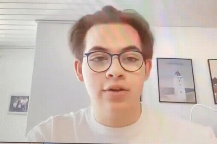 Der bør sættes et loft over skærmtiden, mener 17-årige Alexander Veien. Foto: Alexander Veien