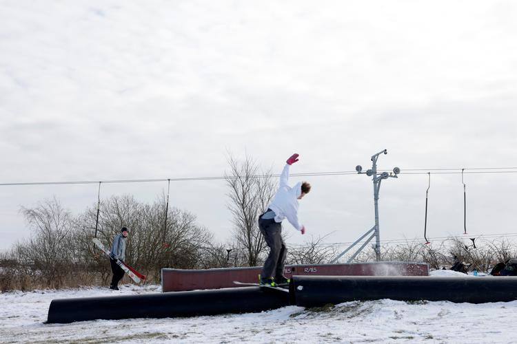 Rune Bach har stået på ski siden han kunne gå, og de sidste mange år har han hvert år haft mange måneder på pisterne. Denne vinter har der været planlagt mange ture, men endnu flere er blevet aflyst.  Foto: Jesper Houborg/POLFOTO