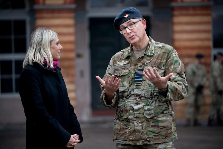 Balladen begyndte, da Ritzau ville lave tiltrædelsesinterview med forsvarschef Flemming Lentfer. Det blev en betingelse, at forsvarsminister Trine Bramsen også skulle være med, og ifølge Ritzaus journalist svarede hun hele tiden for sin nye forsvarschef og blev sur, når journalisten henvendte sig til ham.  Foto: Liselotte Sabroe/Ritzau Scanpix