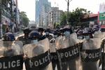     TV-billeder viser kampklædte betjente i Myanmar sendt på gaden under protesterne.

 Foto: Str/Ritzau Scanpix