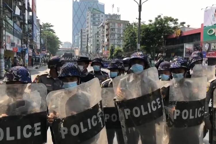     TV-billeder viser kampklædte betjente i Myanmar sendt på gaden under protesterne.

 Foto: Str/Ritzau Scanpix