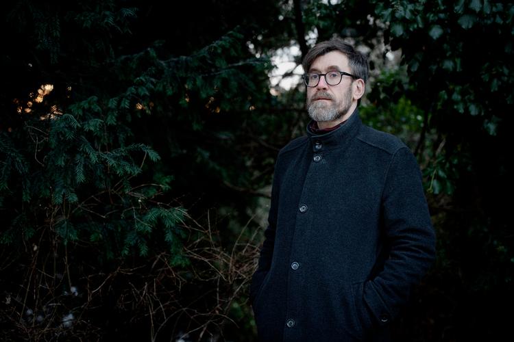 Skolepsykolog Peter Alving har længe planlagt en vinterferie sammen med sin søn, som bor i Stockholm til daglig. Isolationskravet fra Folketinget var ved at true samværet, og det gav ham ondt i maven, hvis han ikke kunne se sin søn. Foto: Valdemar Ren