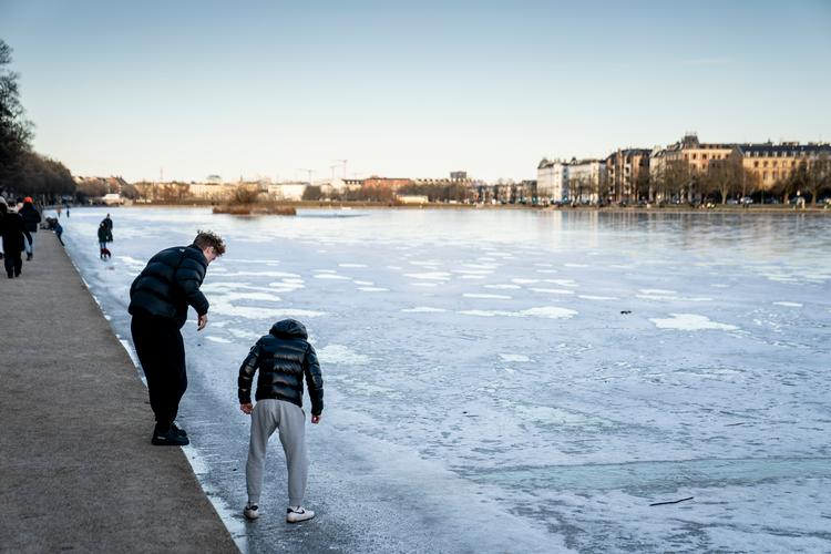 Lørdag klokken 14 havde Københavns Politi sigtet 10 personer for ulovlig færdsel på søerne i henholdsvis Ørstedsparken, Ryparken og Fælledparken. Også på Sortedams Sø var der nogen, der lige skulle teste isens bæredygtighed. Dette billede er dog taget fredag. Foto: Mads Claus Rasmussen/Ritzau Scanpix