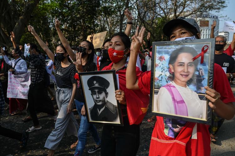 De tre fingre i luften er  inspireret af den hilsen som hovedpersonerne i bøgerne og filmene 'The Hunger Games'  brugte som et symbol på revolution og oprør mod det totalitære styre. Foto: Ye Aung Thu/Ritzau Scanpix