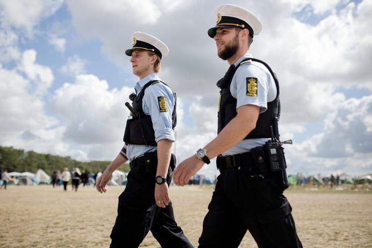 Politibetjente på Roskilde Festival, da man kunne komme der. Om de får samme opgave i år, er uvist, men nu har de i det mindste fået et bud på kommende års løn.  Foto: Emma Sejersen/POLFOTO