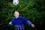 Javist er han blevet 85, den ivrige debattør og kronikskriver. Men legen med fodbolden glemmer han aldrig. Selv om han tidligt så talentets begrænsning. Foto: Marius Renner/POLFOTO