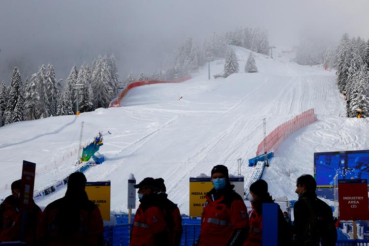 Sneen har væltet ned over Alperne i ugen op til skolernes vinterferie, som her i italienske Cortina d'Ampezzo, hvor der har været afvilket alpint VM. Danske skiturister må til gengæld indstille sig på ikke at komme på skiferie i år, melder rejseselskaberne om.  Foto: Denis Balibouse/Ritzau Scanpix