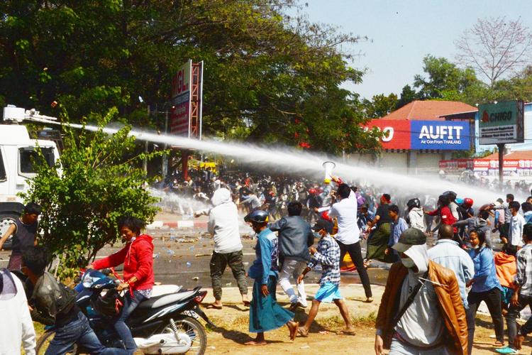 Politiet anvendte vandkanoner, da demonstranter tirsdag i hovedbyen Yangon brød det nye forsamlingsforbud og protesterede mod kuppet. Foto: Str/Ritzau Scanpix