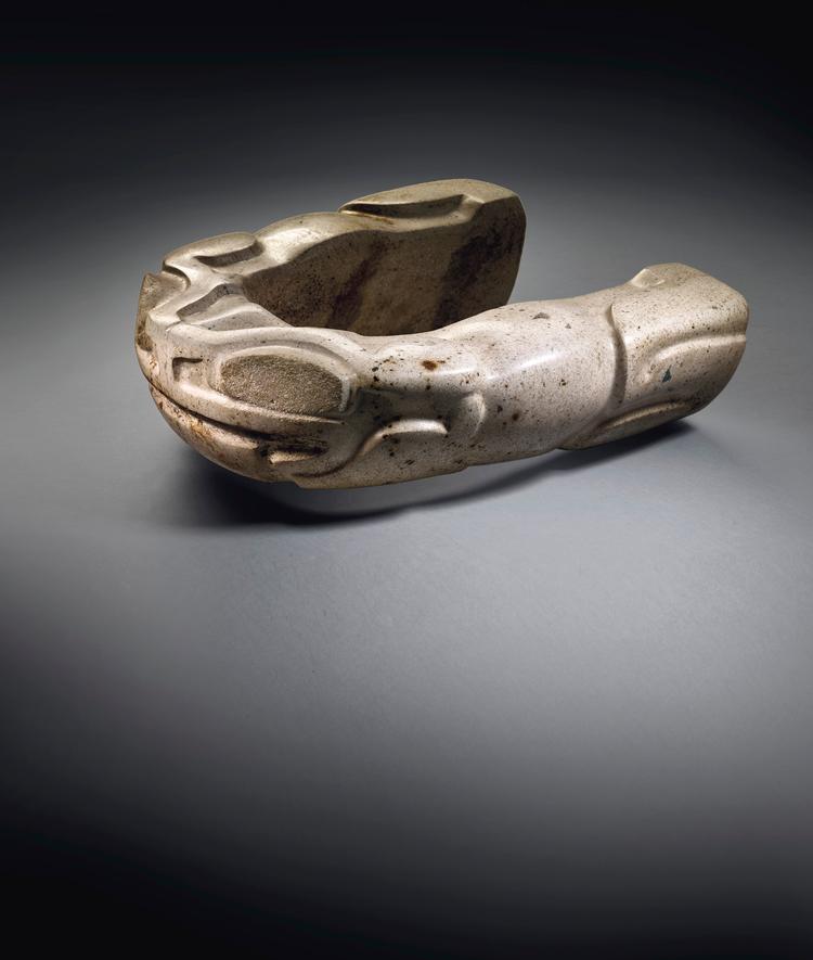 Åget i sten fra Veracruz i det nuværende Mexico er sat til salg på Christie's i dag, men forlangt tilbage af Mexico som kulturarv. Figuren, der er omkring 40 cm i længden, er fra år 450-650 evt. og blev solgt for 75.000 euro eller over en halv million danske kroner. Foto: ©christie’s Images Ltd, 2021