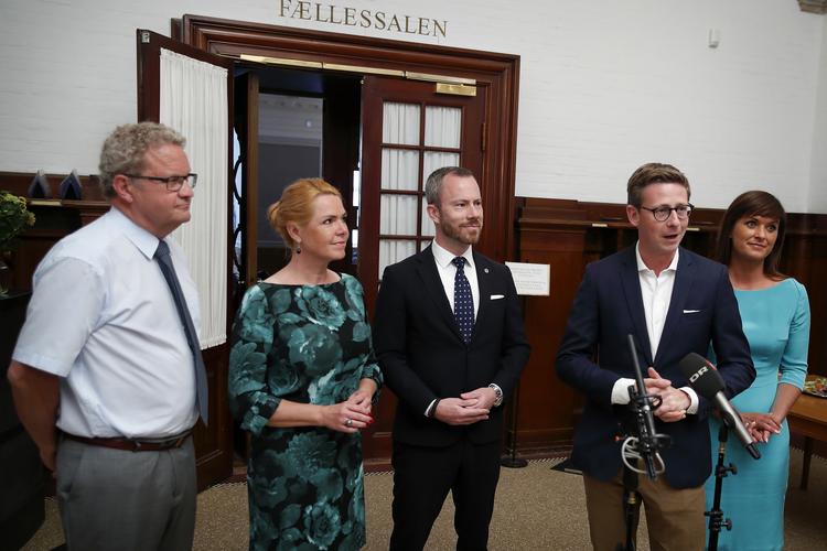 Preben Bang Henriksen ses her ved Inger Støjbergs side efter et gruppemøde i Venstre sidste år. (Arkivfoto). Foto: Jens Dresling/POLFOTO