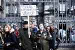 Demonstranter foran Christiansborg protesterer imod epidemiloven. Flere eksperter mener også, at regeringens håndtering af krisen afdækker et alvorligt demokratisk problem. Foto: Annika Byrde/POLFOTO