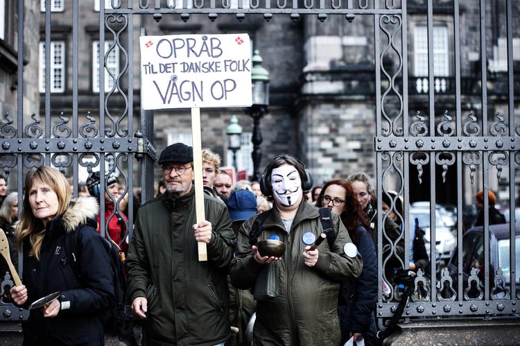 Demonstranter foran Christiansborg protesterer imod epidemiloven. Flere eksperter mener også, at regeringens håndtering af krisen afdækker et alvorligt demokratisk problem. Foto: Annika Byrde/POLFOTO