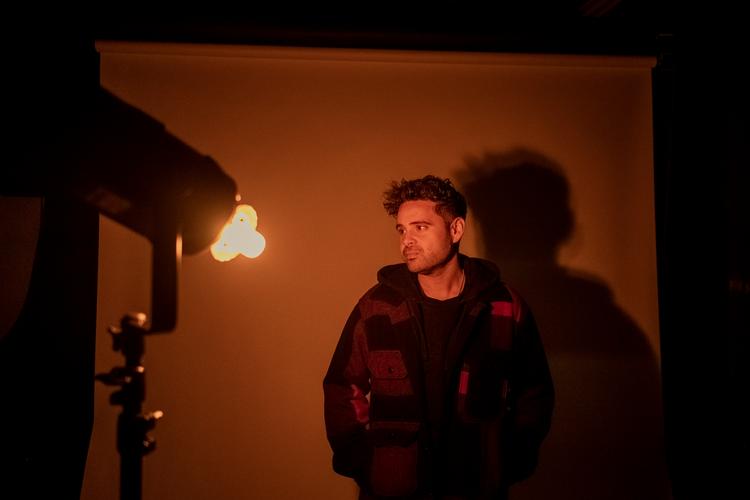     Fra Amager-dreng med et kamera til en af Danmarks bedst sælgende filminstruktører har Fenar Ahmad taget livtag med forestillingerne om det fremmede. Foto: Aleksander Klug/POLFOTO