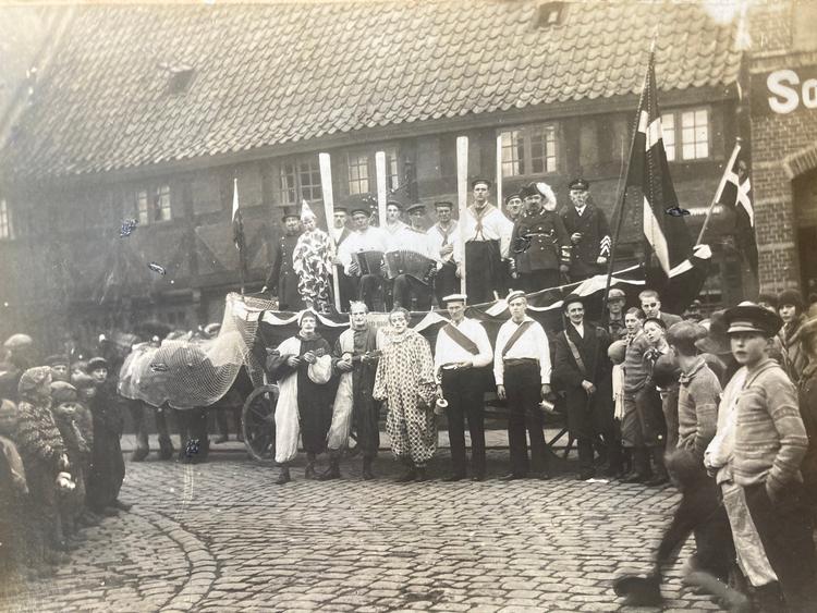 Frantz Howitz' morfar er klovn nummer to fra venstre på billedet, der er taget i slutningen af 1930'erne. De frække klovne jagtede alle tilskuerne – kvinder som mænd – for at kysse på dem med store, røde læber. Foto: Fotograf ukendt