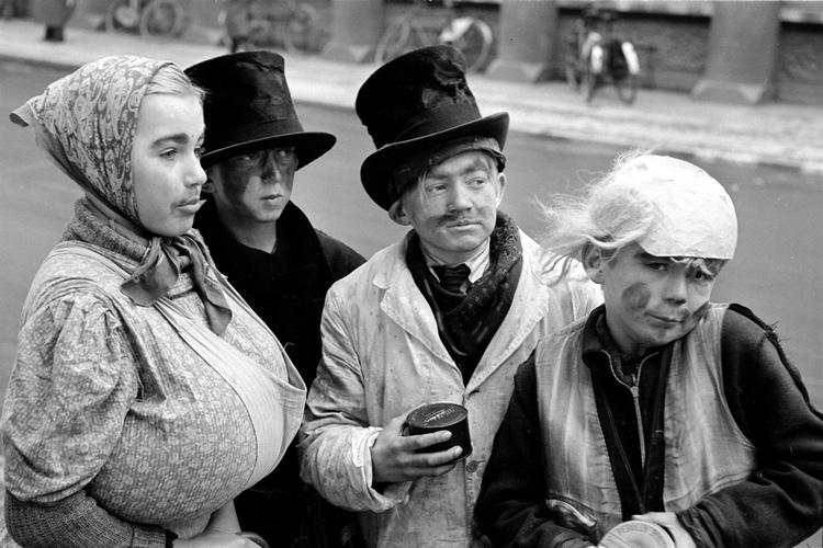 I gamle dage var det udbredt at gå fra dør til dør for at rasle, altså at larme med raslebøsserne og tigge sig til småmønter ved at synge 'Boller op, boller op' og 'true' med ballade. Børnene her er fotograferet i 1940'erne. Foto: Erik Petersen/POLFOTO