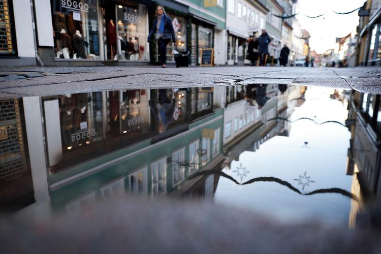 En af Helsingørs ellers så travle gågader. Her er tomme butikslokaler og næsten ingen mennesker. Epidemien har resulteret i en stor nedlukning, trods det stiger kontakttallet. Foto: Jens Dresling/POLFOTO