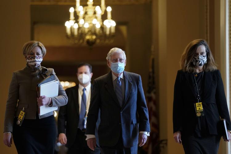 Senatets republikanske mindretalsleder, Mitch McConnell, ses her ankomme til den anden rigsretssag mod ekspræsident, Donald Trump. Sagen blev indledt tirsdag og ventes afgjort allerede i næste uge.  Foto: Drew Angerer/Ritzau Scanpix