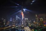 Dubai's Burj Khalifa er oplyst i anledning af arabisk rumsonde, der succesfuldt er gået i kredsløb om planeten Mars. Foto: Giuseppe Cacace/Ritzau Scanpix