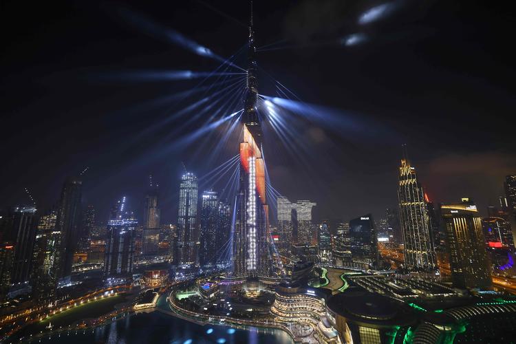 Dubai's Burj Khalifa er oplyst i anledning af arabisk rumsonde, der succesfuldt er gået i kredsløb om planeten Mars. Foto: Giuseppe Cacace/Ritzau Scanpix