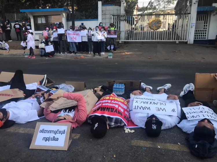 Politiken har fået tilsendt dette billede, der angiveligt viser demonstranter onsdag morgen i Myanmars hovedby Yangon protestere mod militærkuppet. Foto: Privatfoto