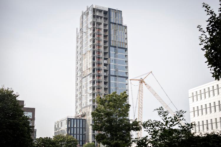 Hvor højt, man bor, kan have en betydning for ens livskvalitet. Det fastlår ny rapport. På billedet ses højhus på Islands Brygge, et prestigebyggeri, der er blevet standset på grund af fejl i fundamentet.  Foto: Valdemar Ren/POLFOTO