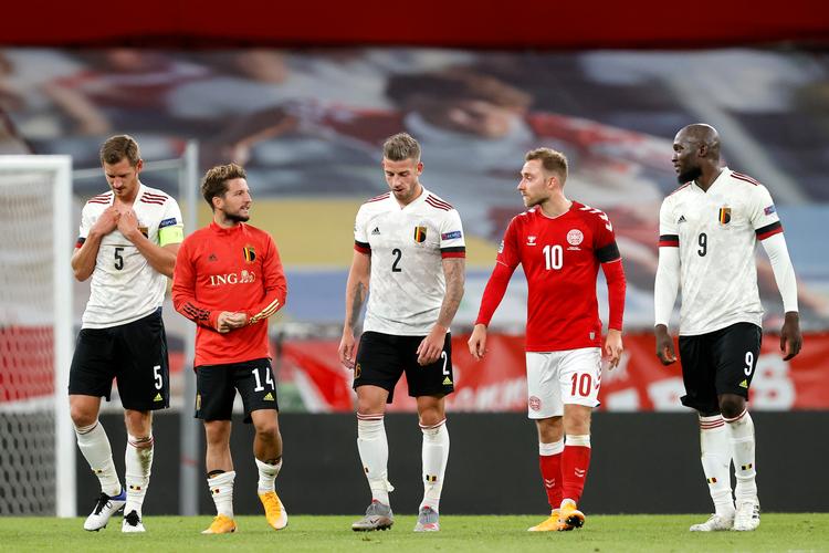 Christian Eriksen omgivet af spillere fra verdens bedste landshold – Jan Vertonghen, Dries Mertens, Toby Alderweireld og Romelu Lukaku – efter Nations League-kampen mellem Danmark og Belgien. En belgisk model for talentudvikling er en del af DBU's vej mod jævnbyrdighed mellem de to landshold.   Foto: Jens Dresling/POLFOTO