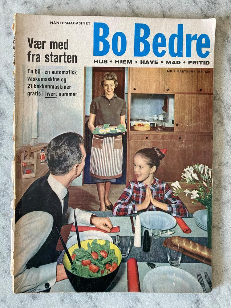 Fra første færd var der lagt op til idyl hos Bo Bedre - her med salat i den smarte Krenit-skål og spejlæg, som mor selvfølgelig bærer ind til bordet. Det er 60 år siden, at dette blad landede i de danske butikker, og det er blevet læst grundigt, som man kan se på den slidte ryg.  Foto: Lars Hedebo Olsen