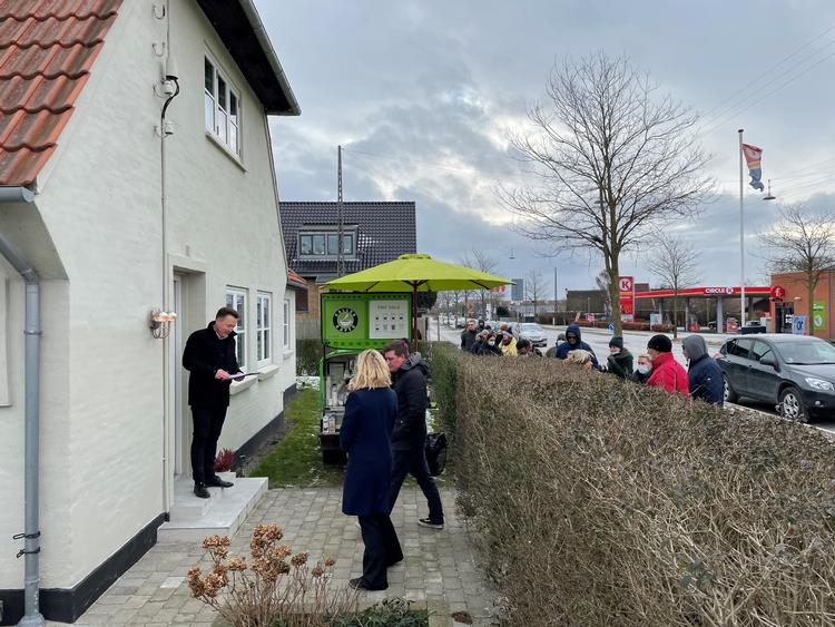 Billedet her er taget en halv time, før mægleren slog døren op til åbent hus i en villa på Amager. I alt var 43 hold interesserede inde at kigge. Foto: Realmæglerne Sundbyerne