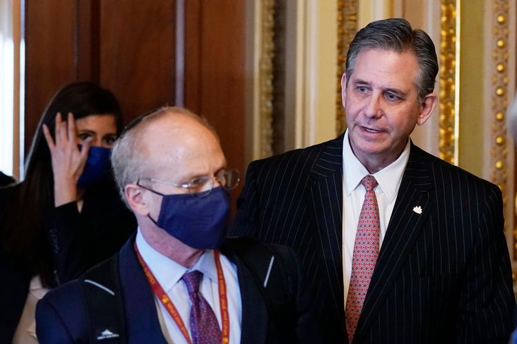     Forsvarsadvokaterne David Schoen (med mundbind) og David Castor kom dårligt fra start, da de skulle forsvare Donald Trump.. Den tidligere præsident er rasende, og republikanske senatorer sagde rent ud, at de to advokaters har været ringe indtil nu. Foto: Andrew Harnik/Ritzau Scanpix